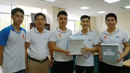 Nhóm sinh viên sáng chế máy rửa tay tự động chống dịch COVID-19