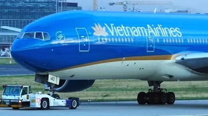Máy bay Vietnam Airlines gặp trục trặc tại Vinh, có thể do phi công hạ cánh trượt đường băng