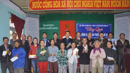 Mang hương xuân đến với đồng bào nghèo Cẩm Nam