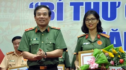 Trao thưởng cho các cá nhân xuất sắc dự Hội thi “Bí thư Chi bộ giỏi”