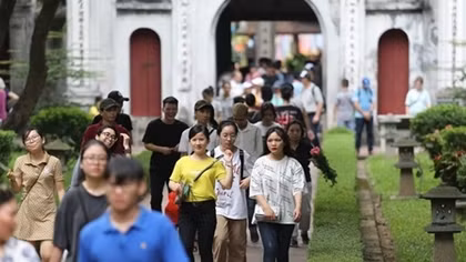 Sĩ tử ùn ùn đến Văn Miếu cầu may trước kỳ thi THPT Quốc gia 2019
