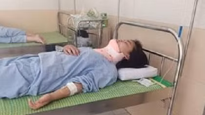 Nữ sinh lớp 8 bị bạn đánh chấn thương đốt sống cổ