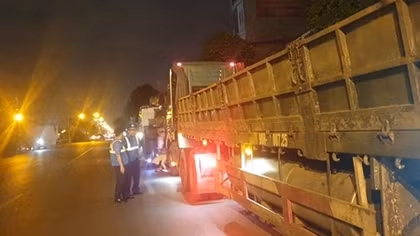 Phạt 2 ôtô đầu kéo 150 triệu đồng vì chở quá tải, tài xế "cố thủ" trong xe trên QL5