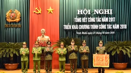Thứ trưởng Nguyễn Văn Thành trao Cờ thi đua xuất sắc tặng Công an tỉnh Ninh Bình