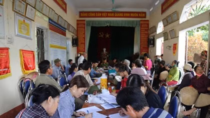 Công an thị xã Đông Triều xuống thôn cấp, đổi sổ hộ khẩu cho dân