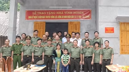 Trao nhà tình nghĩa cho cán bộ Cục An ninh Tây Bắc
