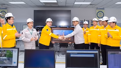 Đồng chí Trần Quốc Vượng thăm cụm công nghiệp Khí Điện Đạm Cà Mau