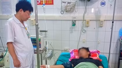 Ngộ độc rượu ngâm củ ấu tàu, 2 nam thanh niên phải nhập viện