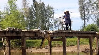 Người dân thấp thỏm qua cầu đã xuống cấp nghiêm trọng