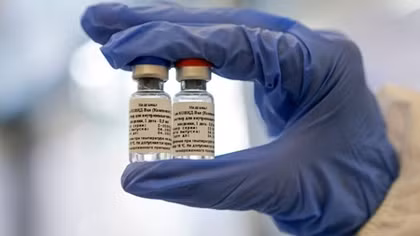 Vaccine ngừa COVID-19 đầu tiên trên thế giới: Hi vọng và hoài nghi