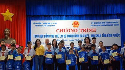 Phó Chủ tịch nước Đặng Thị Ngọc Thịnh trao 200 suất học bổng cho HS đặc biệt khó khăn