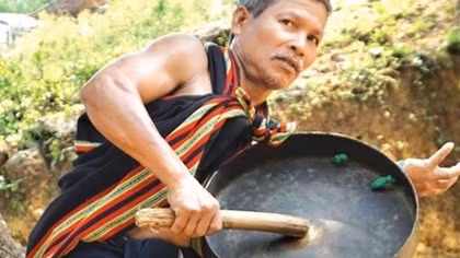 Người giữ hồn chiêng, dân vũ nơi đại ngàn đất quế Trà Bồng