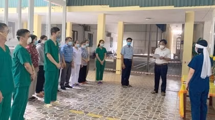 Nữ kỹ thuật viên lập bàn thờ mẹ chồng ở bệnh viện dã chiến