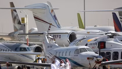 Triển lãm hàng không Dubai Airshow "khoe" nhiều máy bay, vũ khí khủng