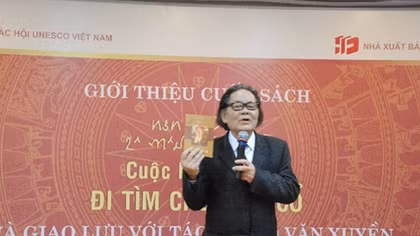Ông giáo già cả cuộc đời đi tìm chữ Việt cổ
