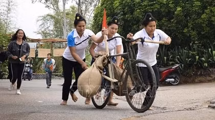 Sôi nổi phần thi “Đua xe đạp thồ” tái hiện lịch sử hào hùng của dân tộc