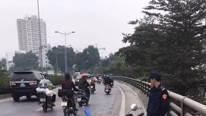 Xe bán tải tông 2 mẹ con thương vong rồi bỏ chạy