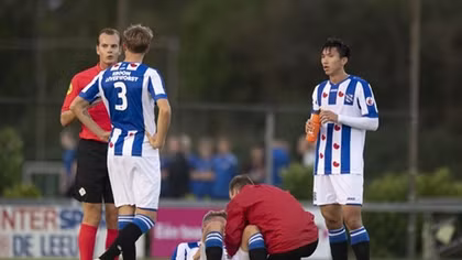 Heerenveen "thảm bại", CĐV Việt Nam "buồn vui" lẫn lộn