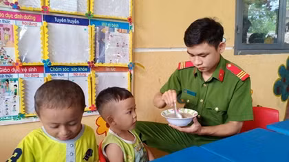 Bát cháo ấm lòng học sinh miền núi