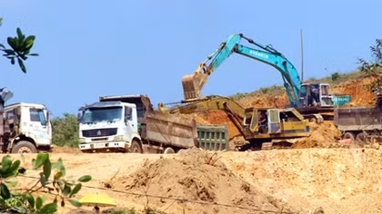 Ngang nhiên khai thác đất đem bán, gây ô nhiễm môi trường 