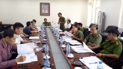 Ra quân xử lý xe dù, cò mồi chèo kéo khách tại bến xe Mỹ Đình