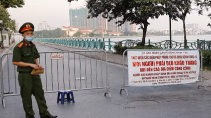 Công an quận Tây Hồ cắm chốt yêu cầu người dân trở về nhà chống dịch