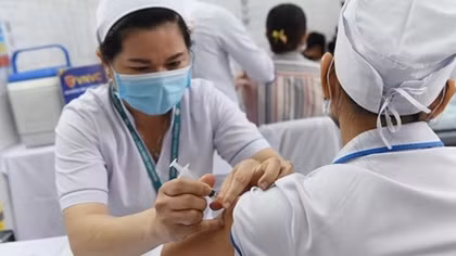 Cán bộ y tế chưa tiêm đủ 2 mũi vaccine không được tham gia điều trị bệnh nhân COVID-19