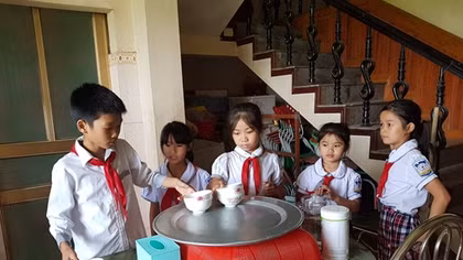 Ấm áp bữa cơm miễn phí của một cô giáo giàu lòng nhân ái