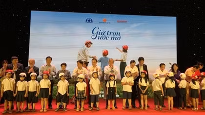 Trao tặng gần 2 triệu mũ bảo hiểm cho học sinh lớp 1 toàn quốc