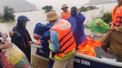 Công an đưa sản phụ vượt lũ đi sinh con an toàn