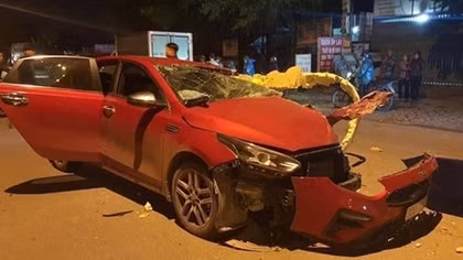 Đấu đầu với xe tải, tài xế xe bốn chỗ tử vong