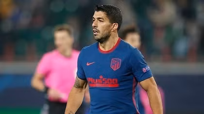 Nhìn trộm màn hình VAR, Suarez nhận thẻ vàng
