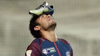 Màn ăn mừng "cực dị" của Neymar