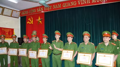 Công an tỉnh Hà Nam khen thưởng đột xuất tập thể, cá nhân có thành tích xuất sắc