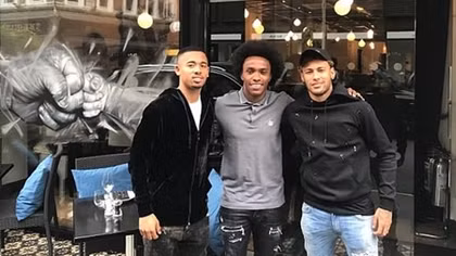 Neymar thong thả dạo London sau khi ghi bàn