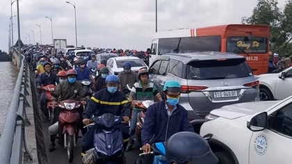 Cao tốc TPHCM - Trung Lương tắc nghẽn nhiều giờ