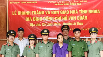 Trao tặng nhà tình nghĩa cho cán bộ Công an tỉnh Quảng Bình