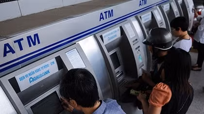 Nhiều ngân hàng cố tình “chậm tiến độ” nâng hạn mức rút tiền tại ATM