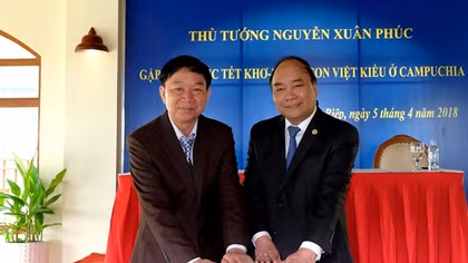 Thủ tướng gặp gỡ, tặng quà kiều bào nghèo ở Campuchia