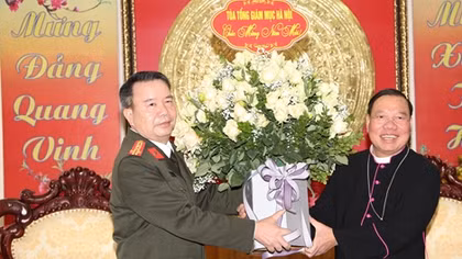 Tổng Giáo phận Hà Nội thăm và chúc Tết Công an Hà Nam