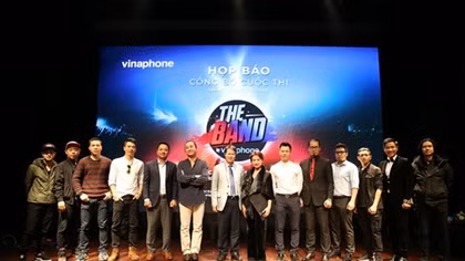 Nghệ sỹ Trần Ly Ly “tỏ tình” với trai lạ trên sân khấu The Band by Vinaphone