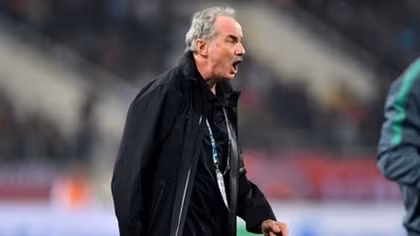Alfred Riedl: Sao mãi mãi vòng kim cô màu bạc?