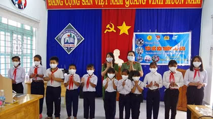 Thăm tặng quà cho trường tiểu học, THCS Ba Cụm Nam