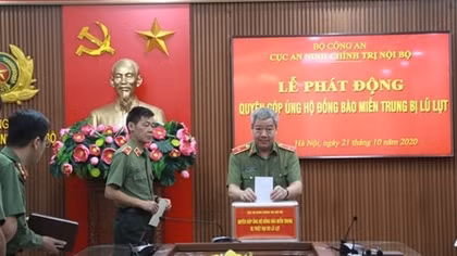 Cục An ninh chính trị nội bộ quyên góp ủng hộ đồng bào miền Trung bị lũ lụt