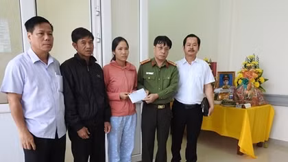 Trao hỗ trợ 50 triệu đồng tới gia đình Đại úy Công an hy sinh khi đi cứu dân trong lũ dữ