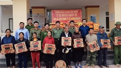 Công an Hà Tĩnh ủng hộ nhân dân vùng lũ Hương Khê
