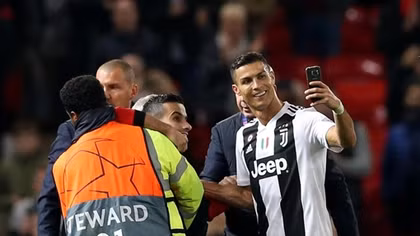 Hành động đẹp của Ronaldo làm cổ động viên phát khóc