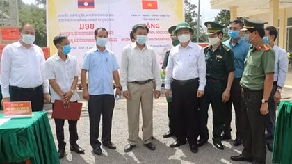 Tỉnh Nghệ An trao tặng thiết bị vật tư y tế cho nước bạn Lào