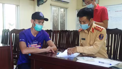 Phạt hơn 11 triệu đồng lái xe tải cầm gậy sắt "nói chuyện" trên quốc lộ