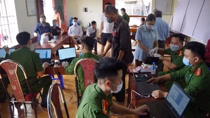 Làm tăng ca, tăng giờ để đưa chiến dịch cấp CCCD về đích đúng hạn